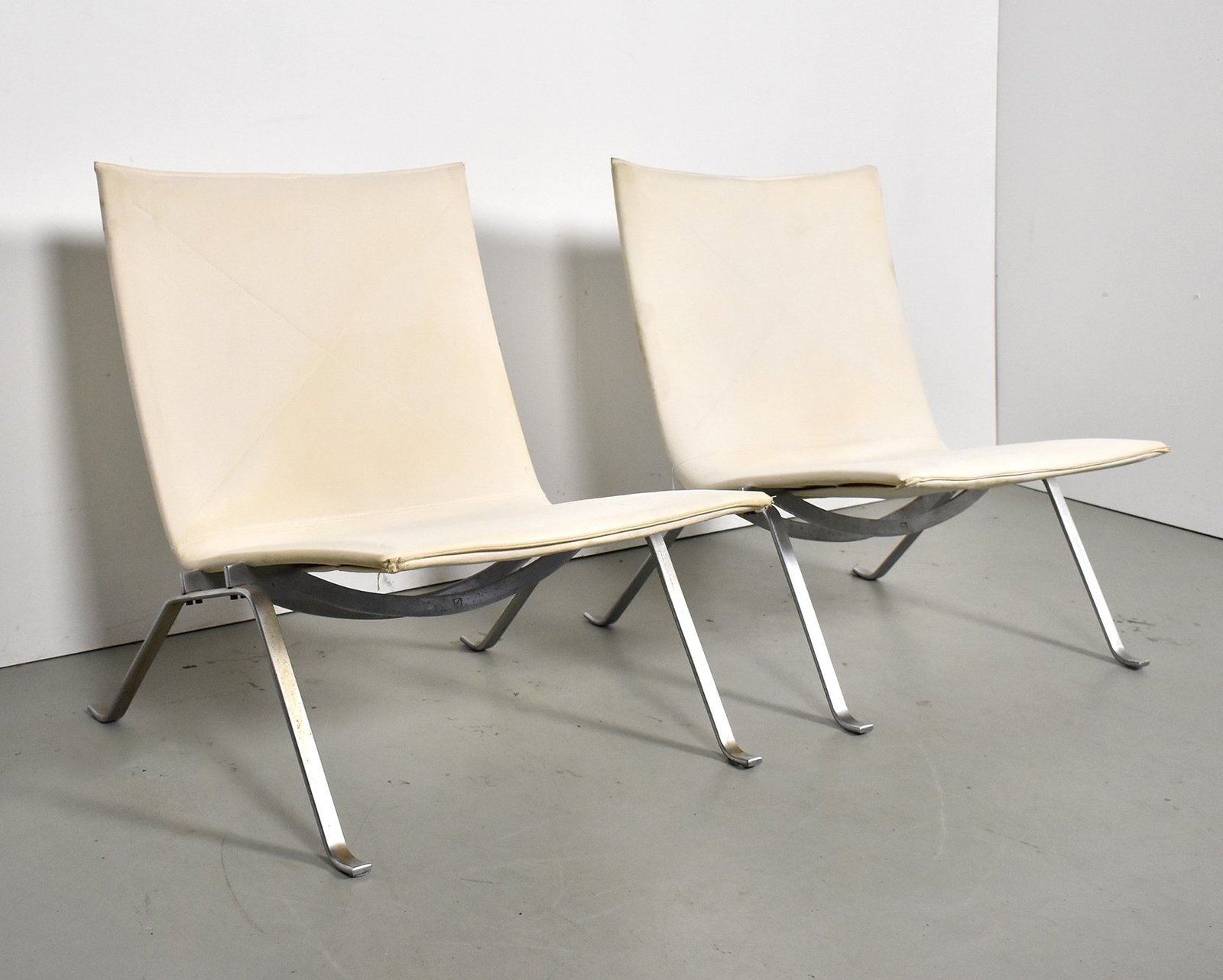 What should you know about the Poul Kjaerholm pk22 chair?